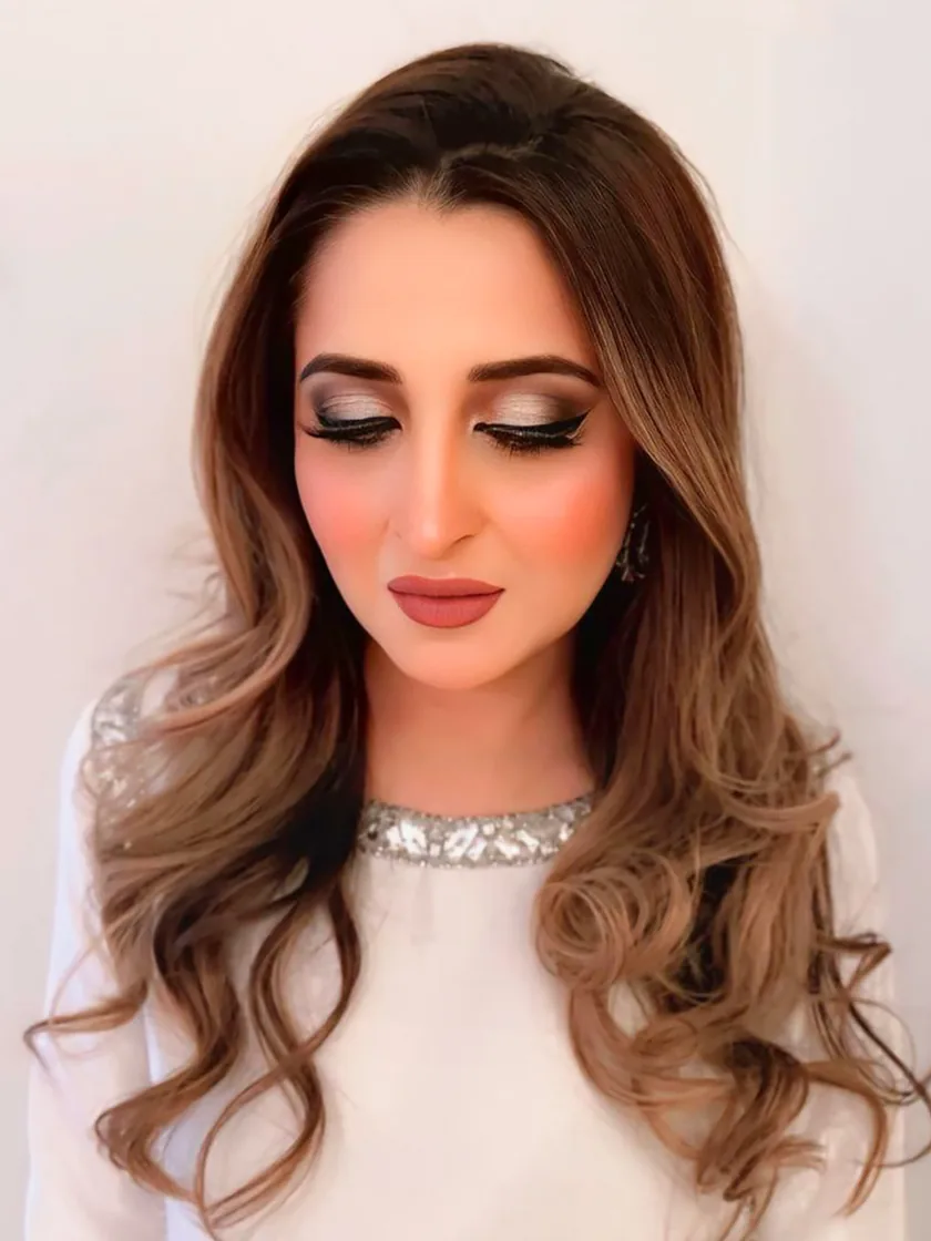 Soft glam makeup and loose waves by Nidari